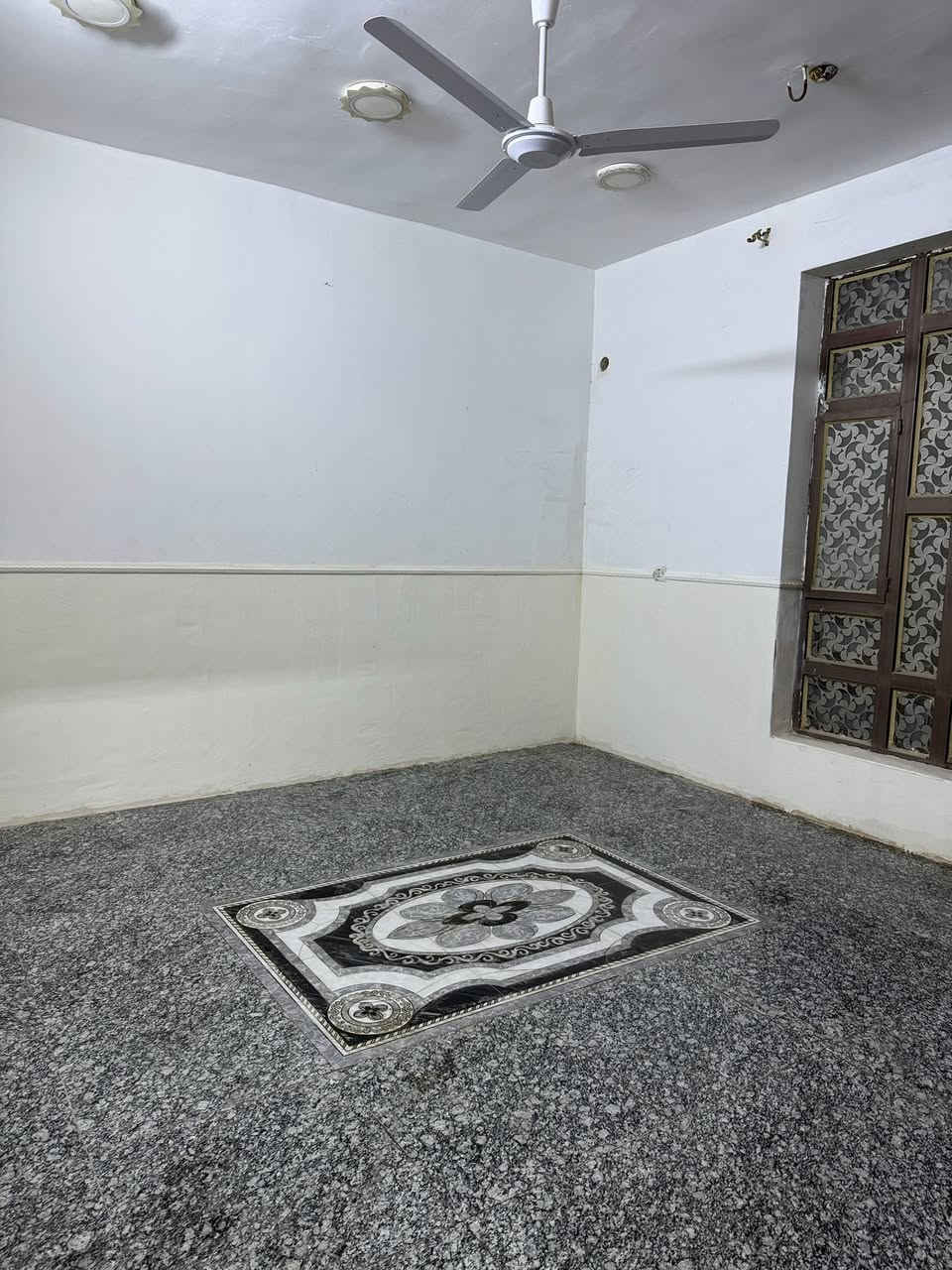 السلام عليكم
دار للبيع المسافة 100 متر مربع 

التفاصيل / كما في الصور والفيديو 

الطابق الارضي ( غرفة نوم + صالة + استقبال + مطبخ + وصحيات خارجية وداخلية ) 

الطابق الاول ( غرفة عدد 2 + صالة كبيرة + مجمع صحيات ) 

الطابق الاول ناقص فقط ارضية 

السطح شتايكر كامل 

العنوان / بابل المسيب (نهاية شارع ميثم التمار او شارع اسواق ام القرى ) 

الشارع تبليط جديد بالكامل مكتمل من ناحية الخدمات ماء وكهرباء 

البيت طابو زراعي سند 25 

السعر 95 مليون 

للاستفسار اكثر الاتصال على الرقم / ***********

او المراسلة على الواتساب او الفيس بوك
