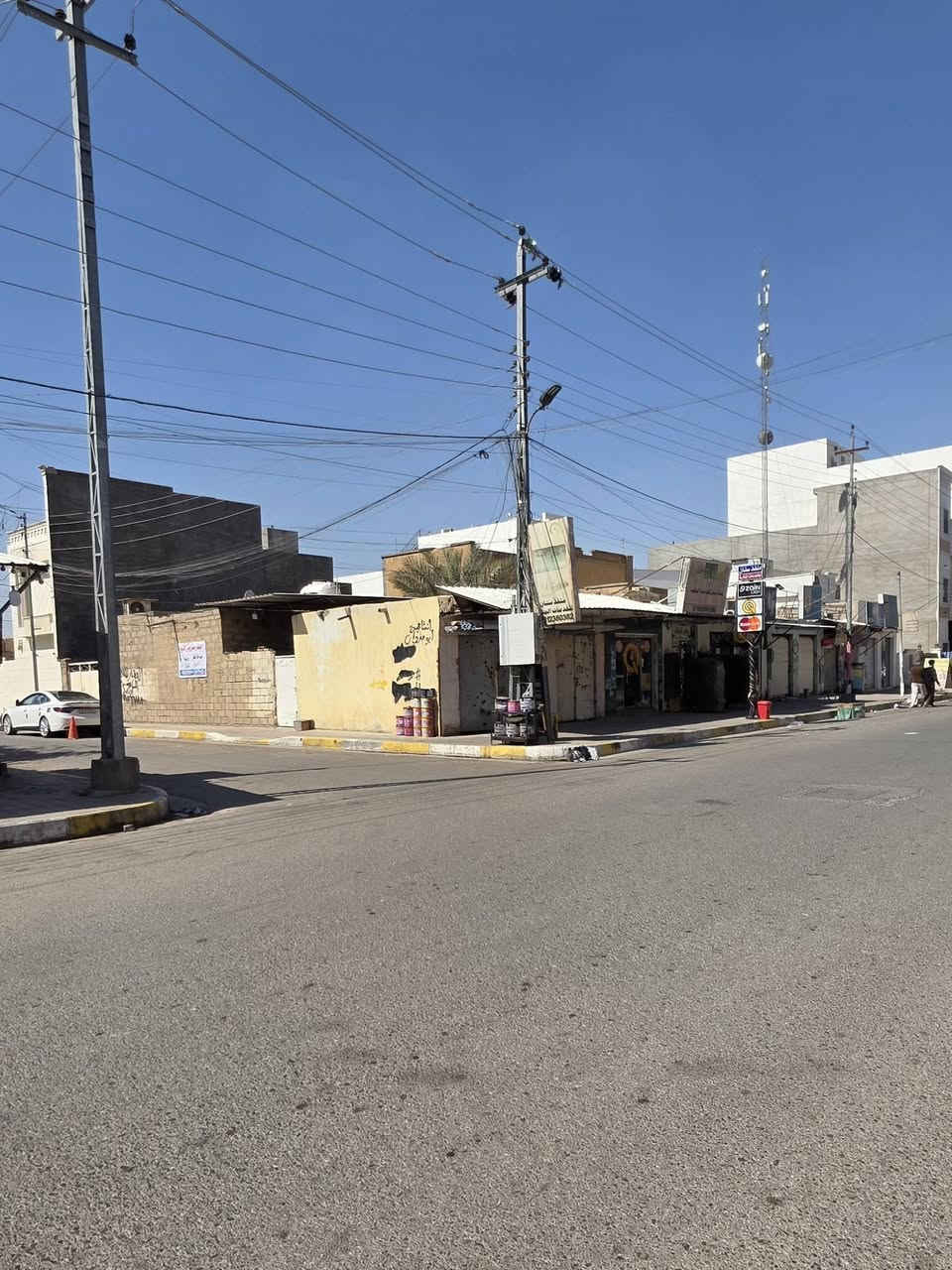 عقار ركن معروض للبيع الواقع في شارع الاسكان القديم مجاور اسواق الفجر البيت ركن والموقع تجاري يتكون العقار من مشتمل و (10 محلات مستأجرة بالكامل على واجة شارع الاسكان ) المساحة(600م) الواجة (30 م) النزال (20 م)  الاستفسار مراسلة الرقم ***********
