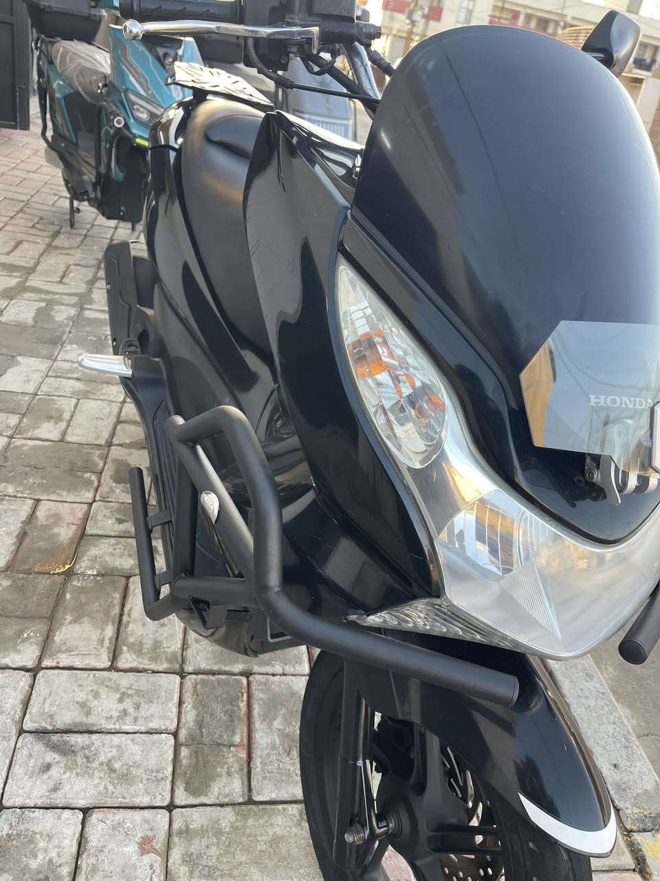 السلام عليكم 
دراجه بي سي كس (Pcx)  مكمركه حجم المحرك 125 
للاستفسار ***********
مراوس حسب القناعه العنوان شارع 17
