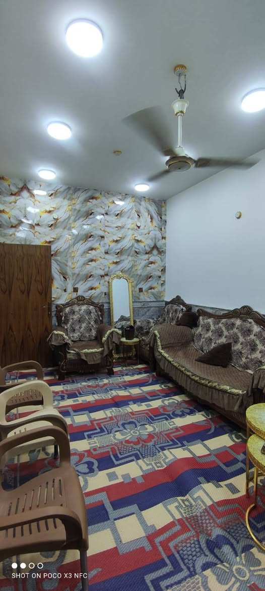 دار للبيع مطلوب للمصرف العقاري يباع بتطلوعه مناسبه مساحه 100 متر طابق ونص بناء شيلمان نظيف ، موقعه بشارع السبيس بالعسكري بصف الركن قريب ع الشارع العام ، 
للاستفسار مراجعة مكتب الدر حي السلام شارع أبو الدجاج
***********
