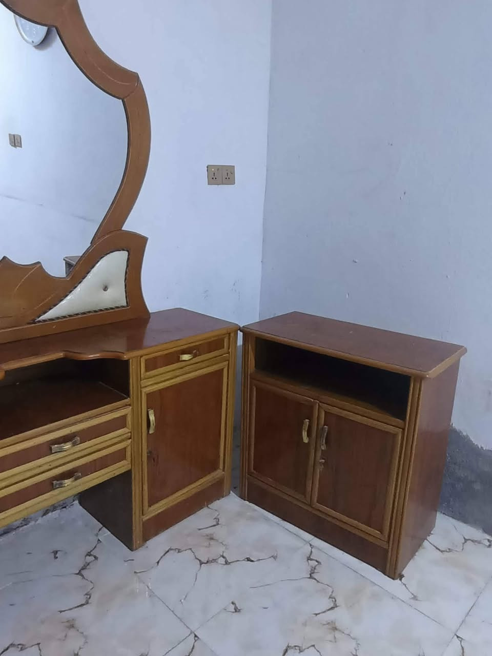 غرفة نوم نجارة نظيفة جداً للبيع (سعر مناسب)
التفاصيل:

نوع الغرفة: غرفة نوم نجارة (شغل نظيف وثقيل).

عدد القطع:  6 (مثل ما موضح بالصور).

الحالة: نظيفة جداً واستخدام حشمه ، الخشب محافظ على لمعته وما بيها أي عيوب أو كسر.

الموقع: بابل الهاشمية حي العسكري 

السعر:

مليون وميه وخمسين (1,150,000) دينار، وبيها مجال 

التواصل:***********

ملاحظات:

البيع لغرض التغيير فقط.

التفكيك و النقل على المشتري
