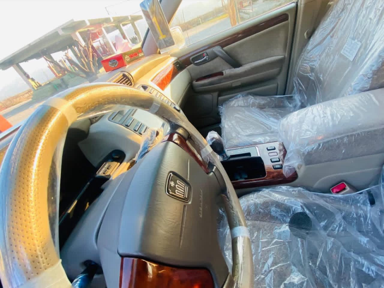 بسم الله الرحمن الرحيم
عرض للبيع

النوع: تويوتا كراون (ملكة)
الموديل: 2002

حالة السيارة:
▪️ السيارة سليمة ومكفولة من القص (مامقصوصة).
▪️ السيارة كلها بلادية وعلى حطة الشركة (كلشي بيها أصلي).

المواصفات:
▪️ 3 دُكم.
▪️ بردة خلفية.
▪️ 4 كشنات (مقاعد) كهرباء.
▪️ مرايا كهرباء + هيتر (تدفئة).
▪️ لايتات أمامية وبك لايتات كريستال.
▪️ دشبول دبي.
▪️ شاشة + مسجل سيدي وكاسيت + بوكس 6 سيدي.
▪️ لايتات زينون.

الضرر والصبغ:
▪️ بيها ضربة قطعة واحدة فقط.
▪️ بيها مقدار (4 أصابع) معجون فقط، مصلحة بشكل ممتاز جداً وما يبين بيها أي شي أبد.

السعر: 70 ورقة (7000 دولار) - وبيها مجال بسيط للطيبين.
المكان: محافظة السليمانية - قضاء قلعة دزة.

للاستفسار يرجى الاتصال على الرقم:
(لێرە ژمارەی مۆبایلەکەت بنووسە)


**إذا كنت صاحب هذا الإعلان وتريد حذفه لأي سبب، رجاءا أرسل رسالة إلى الدعم الفني**