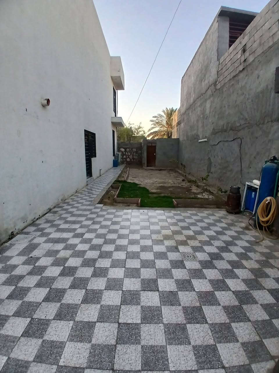 السلام عليكم يوحد بيت للبيع حي ذويب الاول الفرع الثاني قرب المولدة مساحه ٢٤٠ مبني منه ١٤٠ وال١٠٠ حديقه وكراج ومخزن وترهم مطبخ خارجي البيت طابقين بي استقبال وهول داخلي ومطبخ صحيات فوك وجوا و٤ غرف نوم واضافه الى صاله وسط بالطابق الثاني بناء  الطابق الاول طابوق والثاني ثرمستون حديث مودرن  مثل ماوضح بالصور باقي التفاصيل ادخل خاص او اتصل على الارقم *********** علي ابو رقيه

