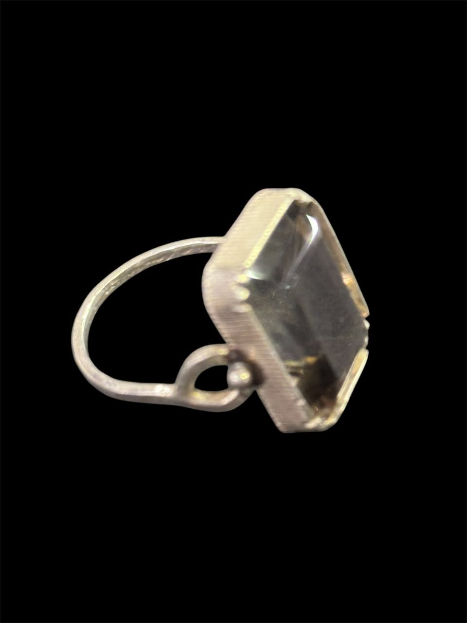 محبس    
صناعة يدوية 
-  فضة عالية /  925
- نوع الحجر  / حجر طبيعي نوع ( توباس )
- العنوان / بغداد / الكرادة / حي الوحدة . شارع سلمان فائق  (  مجمع بازار انتيك بغداد )  
   الطابق الاول  
  للاستفسار اكثر الاتصال لاستفسار اكثر الاتصال 
  ***********        
  *********** 
واتس اب او فايبر او مراسلة الصفحة.
