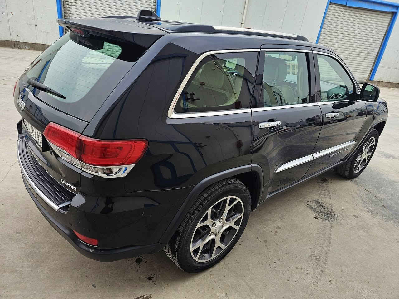 جيب گراند شيروكي لمتد Jeep LIMITED 2019
اللون:  اسود 
عداد المسافة 86.000  كم
السعر 29.300 دولار
المواصفات: خليجي رقم بغداد الجديد
6سلندر محرك(3600)
بصمة
بانوراما
كراسي جلد اصلي
كراسي اثنين كهرباء
كراسي(تدفئة+تبريد)
كراسي خزن(ميموري)
كراسي تدليك
كراسي خلفية تدفئة
تشغيل عن بعد
#شاشة_امامية_كبيرة_لمس_حراري(11 inch)_الجديدة_كليا
#نظام_خرائط(نظام ملاحة)_Navigation
#نظام_زاوية_التوجيه
#نظام_حالة_النقل
#نظام_اتزان_السيارة
#جهاز_مساعد_بالقياس
#نظام_مستشعر_صف_المركبة
كامرة خلفية دوارة اصلية
شاشة عرض الاعطال
صندوك كهرباء
استيرن كهرباء
استيرن تدفئة
شفتات كير بالاستيرن
فول تحكم استيرن (جهتين امامي+جهتين خلفي)
#رادار_خلفي
#رادارات_جانبية
نظام إطفاء المحرك فقط عند الوقوف واعادة تشغيل المحرك عند المشي
نظام تزحلق
فور ويل
متعدد أنظمة القيادة (ثلجي, رمالي,طيني,صخري)
دبل كير(عادي+اوتوماتيك)
ناقل حركة 8 نمر
نظام سبورت دكمة
نضام اقتصادي ECO
دبل حساس(امامي+خلفي)
#ماسحات_جام_امامية_تعمل_تلقائيا_عند_ملامستها_للمطر
شباك خلية
#نقطة_عمياء
#نظام_تنبيه_للنقطة_العمياء
مري كهرباء (شفط) AUTO
#مري_قلاب
#مري_جانبي_تدفئة
#مرايا_جانبية_حساسة_للضباب_تعمل_تلقائياً
اشارة بالمري 
#زراك_لايت_يعمل_تلقائياً_عند_الحاجة
زراك لايت
#ويل_20_الجديد_كليا
مدخل
#CARPLAY
BLUETOOTH 
AUX
I POD 
USB 

للاستفسار الاتصال على الرقم التالي
متوفر واتساب 

***********
