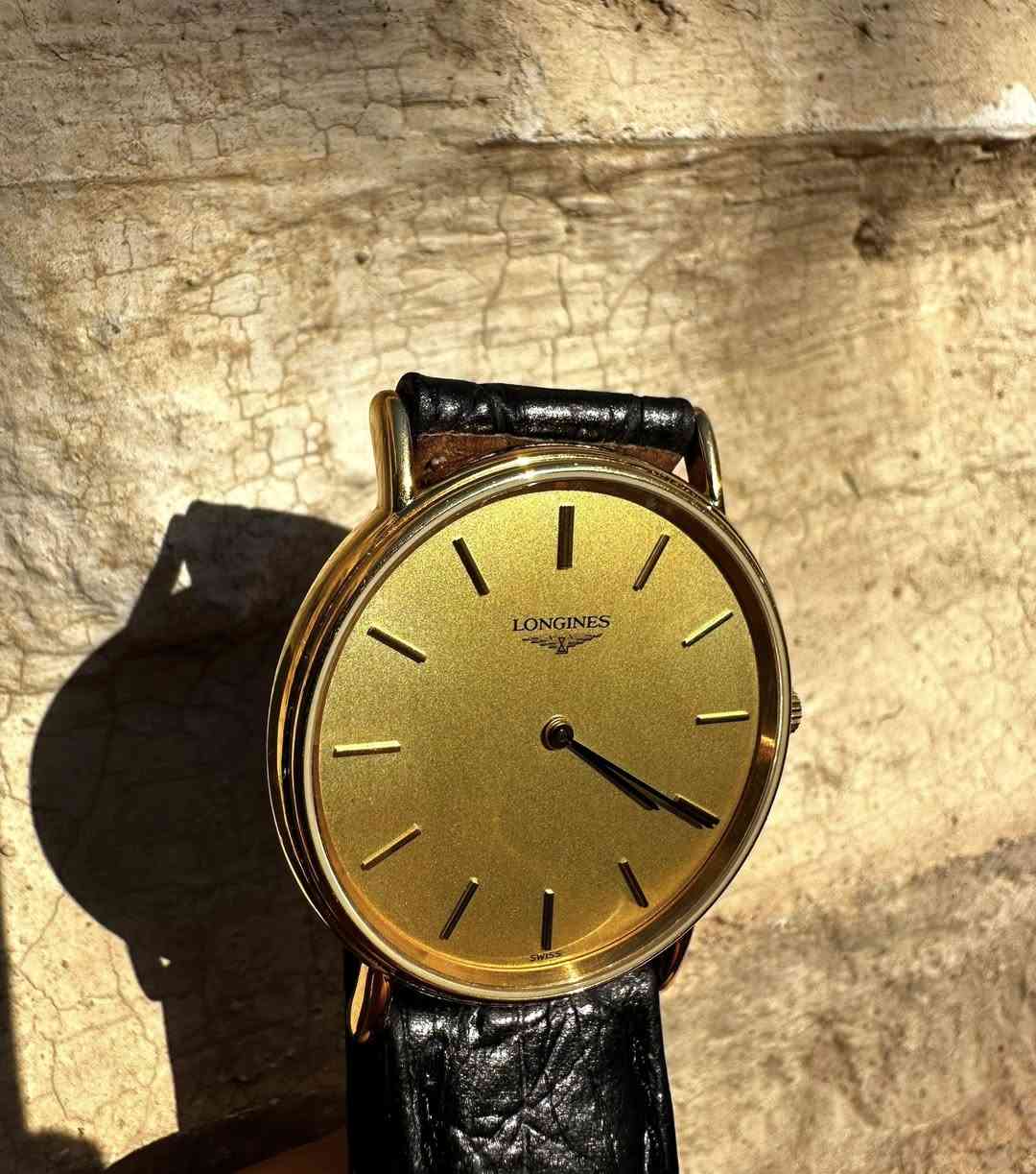 السلام عليكم 
#مزاد لاعلى سعر

:
 • الماركة: Longines
 • المنشأ: Swiss Made (سويسري)
 • رقم المرجع (Reference): L4.637.2
 • الرقم التسلسلي: 27508581
 • الخلفية:Stainless Steel Back(غطاء خلفي ستانلس ستيل)
 • الحالة: كلاسيكية قشطة (Ultra Slim Style)
 • الميناء: ذهبي/شامبين سادة مع مؤشرات عصوية ذهبية
 • العقارب: سوداء رفيعة (ستايل كلاسيكي)
 • الحزام: جلد / غير مستبدل
 • الهيكل: مطلي بلون ذهبي (Gold Plated )
⸻
 الساعة  #للبيع - لاعلى مبلغ -
اصحاب الخبرة يعرفون قيمتة
⸻


**إذا كنت صاحب هذا الإعلان وتريد حذفه لأي سبب، رجاءا أرسل رسالة إلى الدعم الفني**