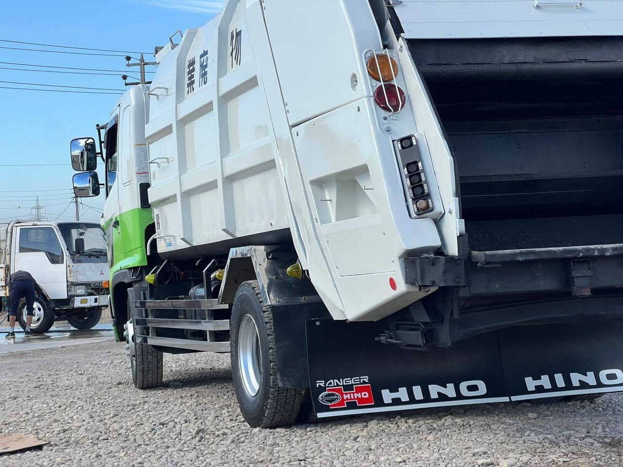 السلام عليكم هينو شيطان كابسه نفايات تخصصيه 10 مكعب رقم بغداد انكليزي شرط التحويل محرك 80 فول عادي 6سلندر سياره مكفوله كفاله عامه اخت الزيروو مكاني البصره القرنه ***********
