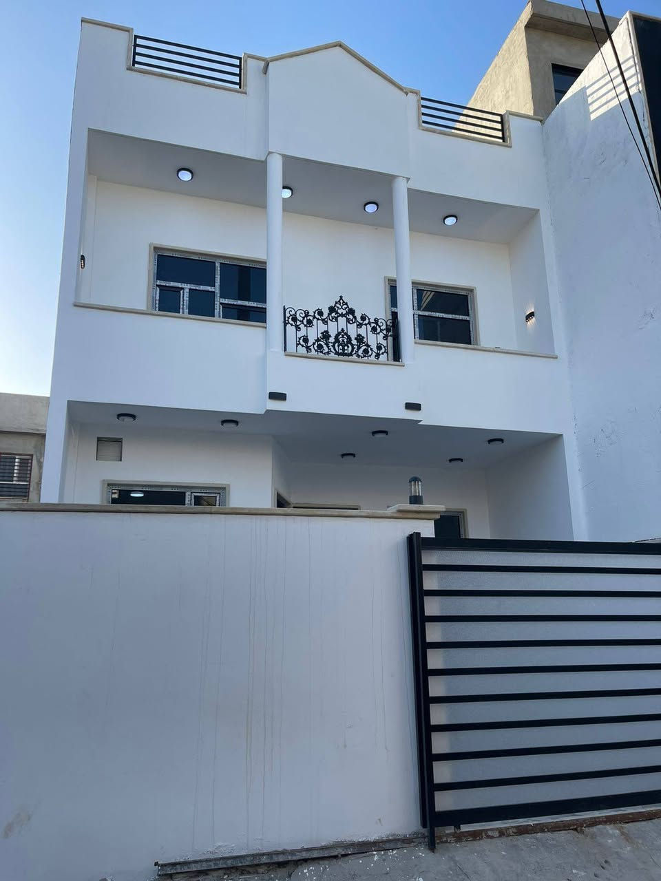 دار للبيع 🏠 

الموقع 📍 نهاية حي الصديق مزارع مؤيد العلاف  👉

بناء حديث زيرو تسليم فوري فارغ 🔑 

المساحة 145 متر ✔️.     الواجهة  7  ✳️

فرع صبة 🛣️ 

تفاصيل الدار. طابقين 4 غرف نوم 

الطابق الارضي مكون من/ غرفتين نوم/ هول مفتوح على الاستقبال/ مطبخ/ صحيات/ كراج ✨ 

الطابق الثاني مكون من/غرفتين نوم/ هول صحيات/سطح ناصي ❇️

كما هو موضح بل الصور 📸 

للاستفسار اكثر الاتصال على الارقام التالية 👇 

***********📱. ***********.📱. ***********📱

السماك لتجارة العقارات 👉 عنوان المكتب 📌 حي الصديق بعد مرطبات البحرين سائدين الصديق الرئيسية مقابل مدرسة تبارك الاهلية 👍
