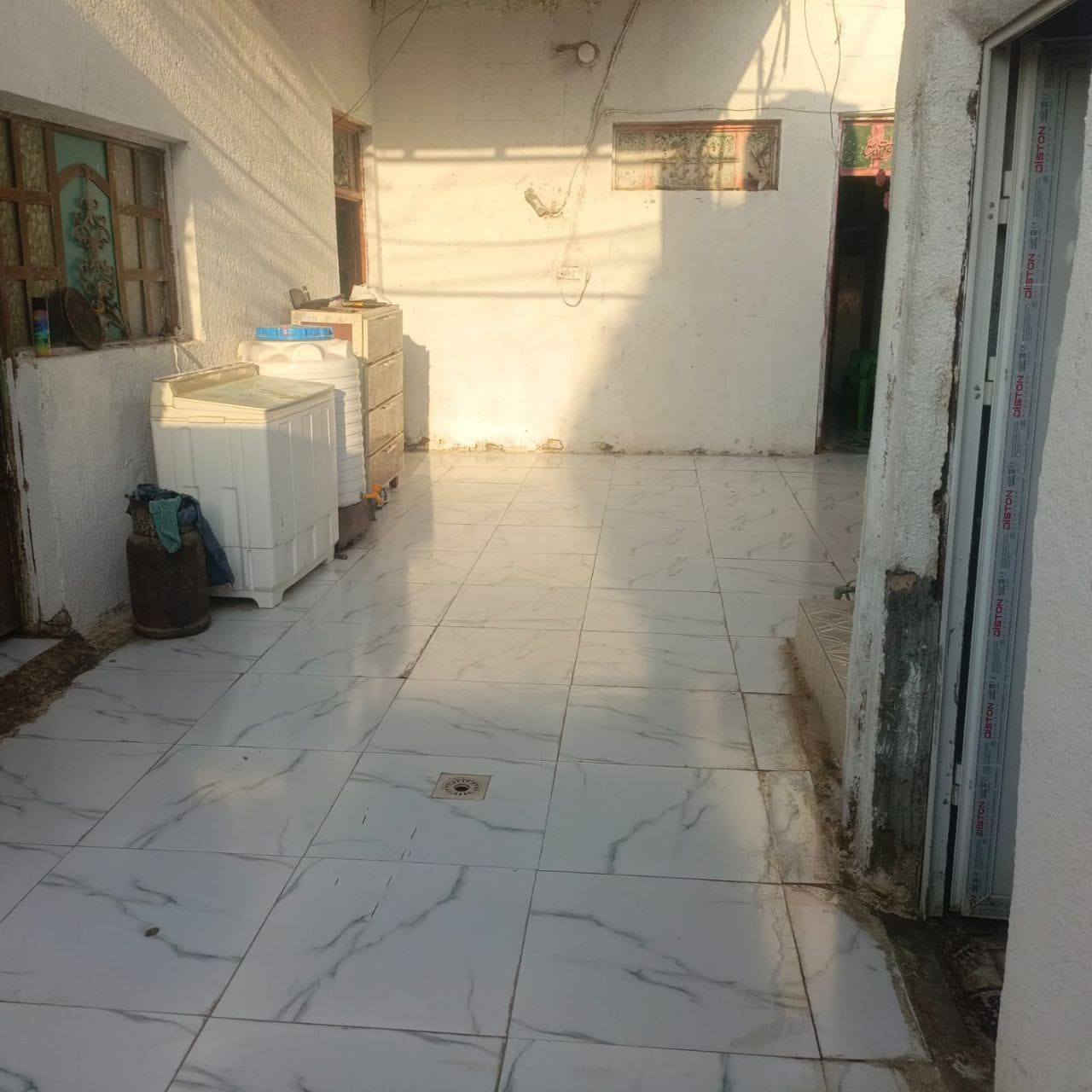 بيت 200متر في حي دجله قرب مدرسه المربد قرب حي الفنانين  زراعي يتكون من غرفتين نوم +ستقبال +صاله +صحيات خارجه وداخليه +طرمه جبيره +مساحه  العرض3الطول 12متر السعر 70وبي مجال

تواصل واتساب ***********
