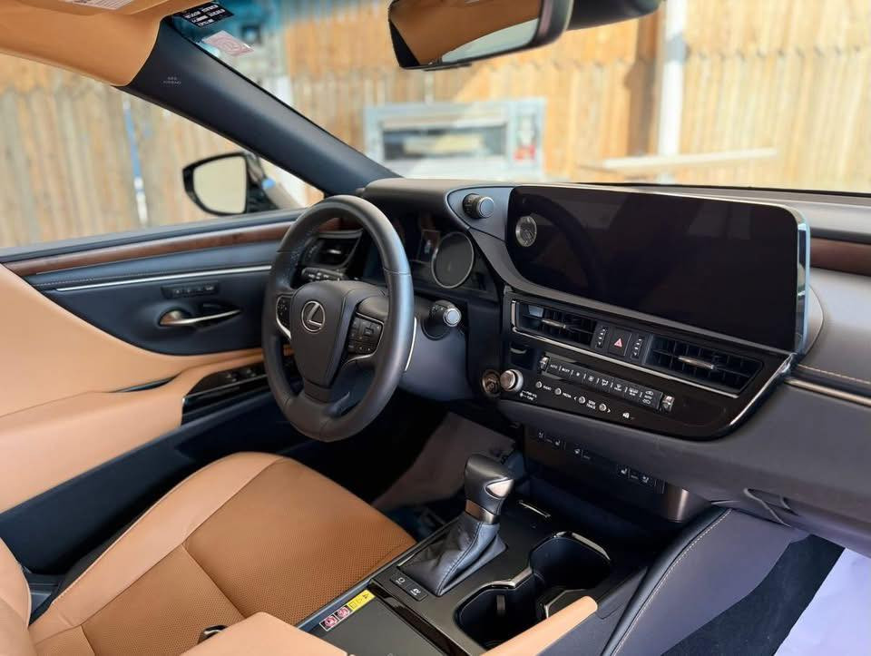 LEXUS ES 300h 2023
عداد53الف كم
مواصفات :
اللون سلفر ميتاليك وداخل جلد 
نظام هايبرد اقتصادي جداً
كراسي تدفئه تبريد 
ستيرنك هيتر
 رادار امامي وخلفي
نقطة عمياء
شاشة كبيرة نظام اندرويد وابل كار بلي
ويل كروم 
بصمة دخول ذكي
مري كهرباء مع ضوء تحذير
الضرر : 
جاملغ امامي يسار مبدل اصلي ومصبوغ
ربع باب السائق صبغ*
تعديل بارد جاملغ خلفي جهة السائق
صار حالوب جدا خفيف هنا بالعراق جهه عكس السائق
السياره نظيفة جداً بالواقع
رقم الشاصي :
58ADA1C1XPU032132
السعر27000$
بيها مجال
موبايل :***********
واتساب
