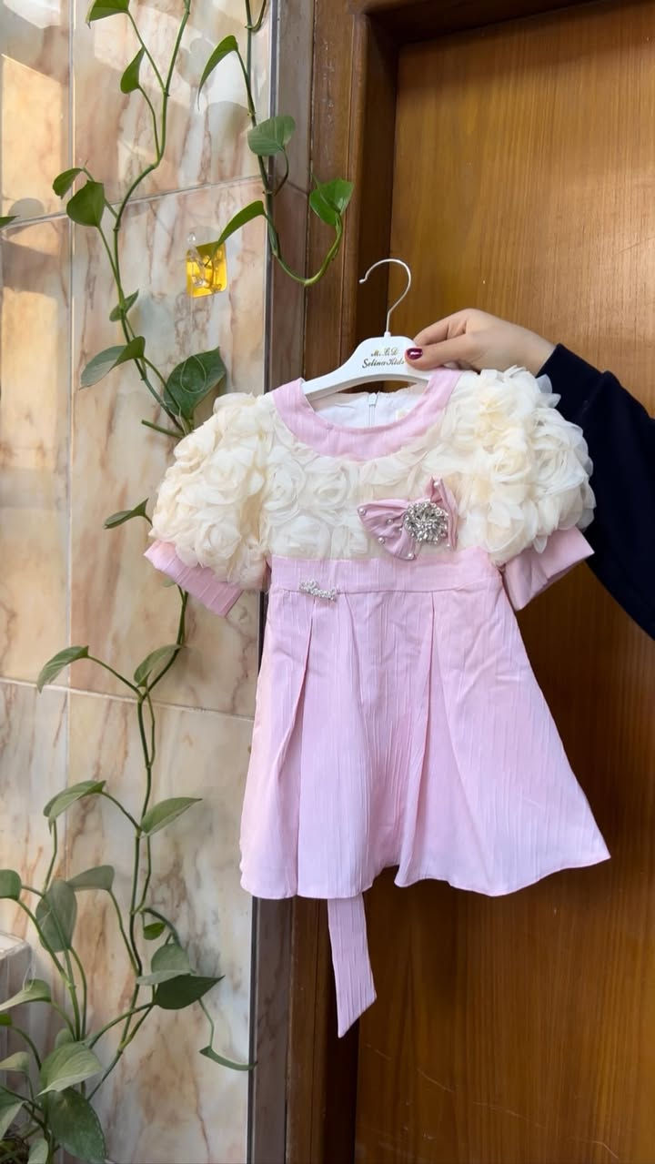 ما يتميز بالأناقة والجمال✨
فستان بناتي يلبس عمر 1سنة الى 3 سنوات👼🏻
افضل هدية ممكن تتقدم البنتج😍
متوفر بثلاث الوان والقماش والجودة تجنن🤩
والسعر ٢٠ الف فقط😍
متوفر توصيل لجميع المحافظات🚚
للحجز والاستفسار مراسلتنا على الصفحة📩
واتساب ***********
