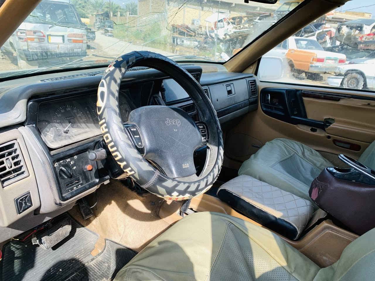 جيب شيروكي 1996 سياره ستوني معمرها كلها واكفه عصبغ 
كير ومحرك 2500VVTI قبل شهر شادهن حاويه 
حداده وباتري ورباطات كله جديد
دواخل نضيفه كهربائيات شغاله كلها
رقمها واسط وعدنا وكاله عامه وصاحبها موجود يعني تحويل مباشر
منضومة تبريد جاهزه نقصها شي بسيط 
السعر 35 وبي مجال بسيط 
***********
