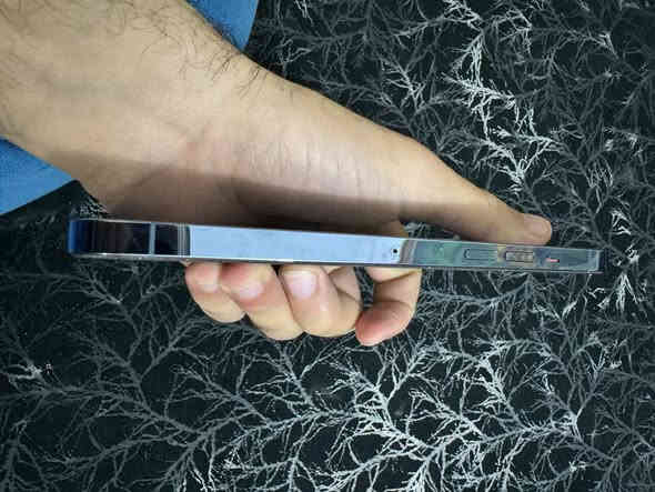 السلام عليكم 
ايفون 13 برو ماكس لون سمائي 
ذاكره 256
بطاريه 90
ماداخل نضيف 100‎%‎
السعر 800
العنوان بغداد مدينة الصدر تواصل ***********
