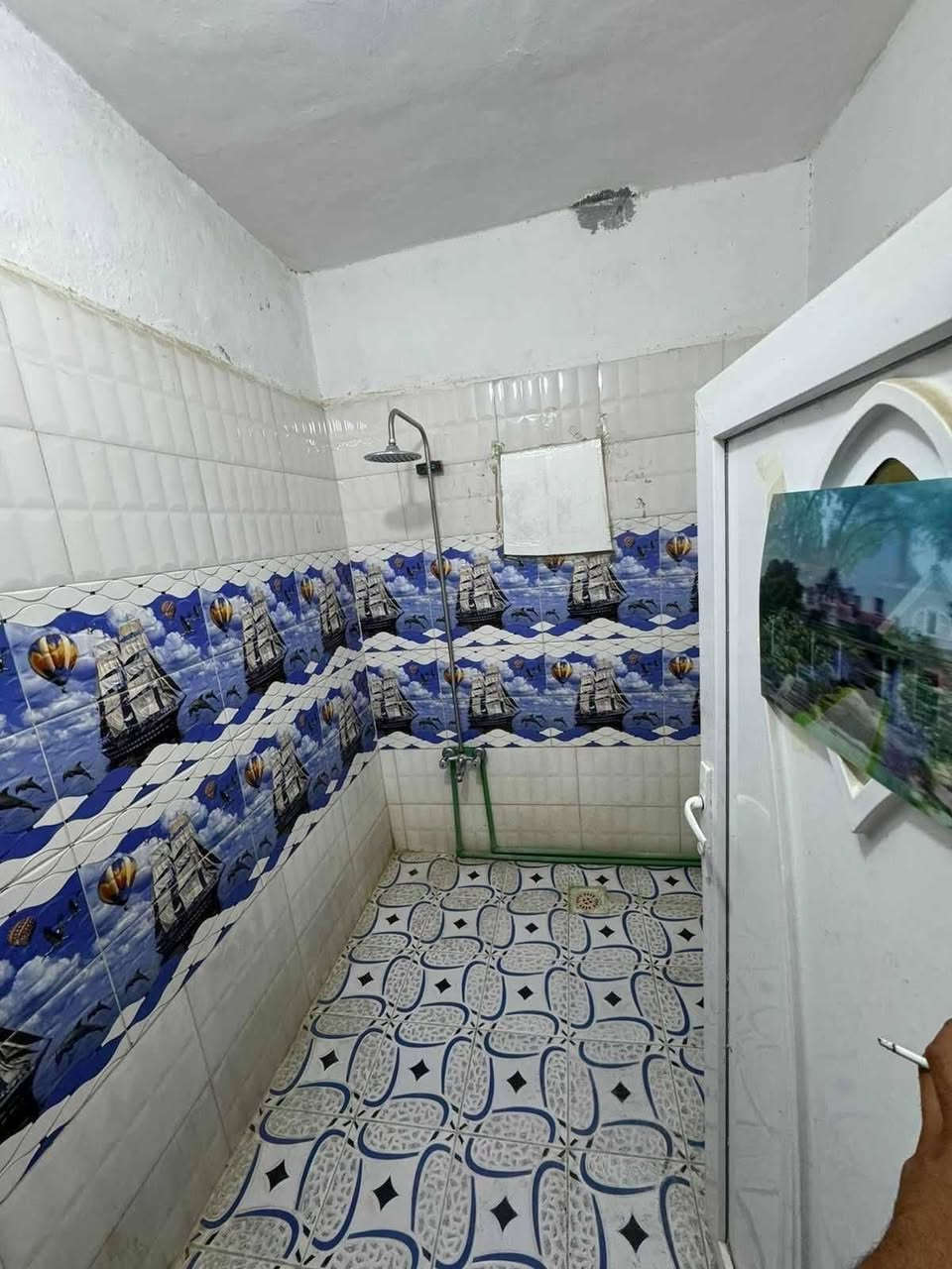 # بيت للبيع
العنوان: حي الشهداء شارع النص عالشارع 200متر طابو واقع حال 300 متر
يتكون من طابقين 
 ♦️الطابق الأرضي يحتوي على غرفتين وهول واستقبال ومطبخ وصحيات وحديقه وطارمه 
 ♦️الطابق الثاني بناء جديد يحتوي على غرفتين وصاله واستقبال ومطبخ وصحيات معزول بدرج خارجي وباب عالشارع وبي طارمه.
للتواصل رقم الهاتف (***********) 

كافة الخدمات متوفره.
