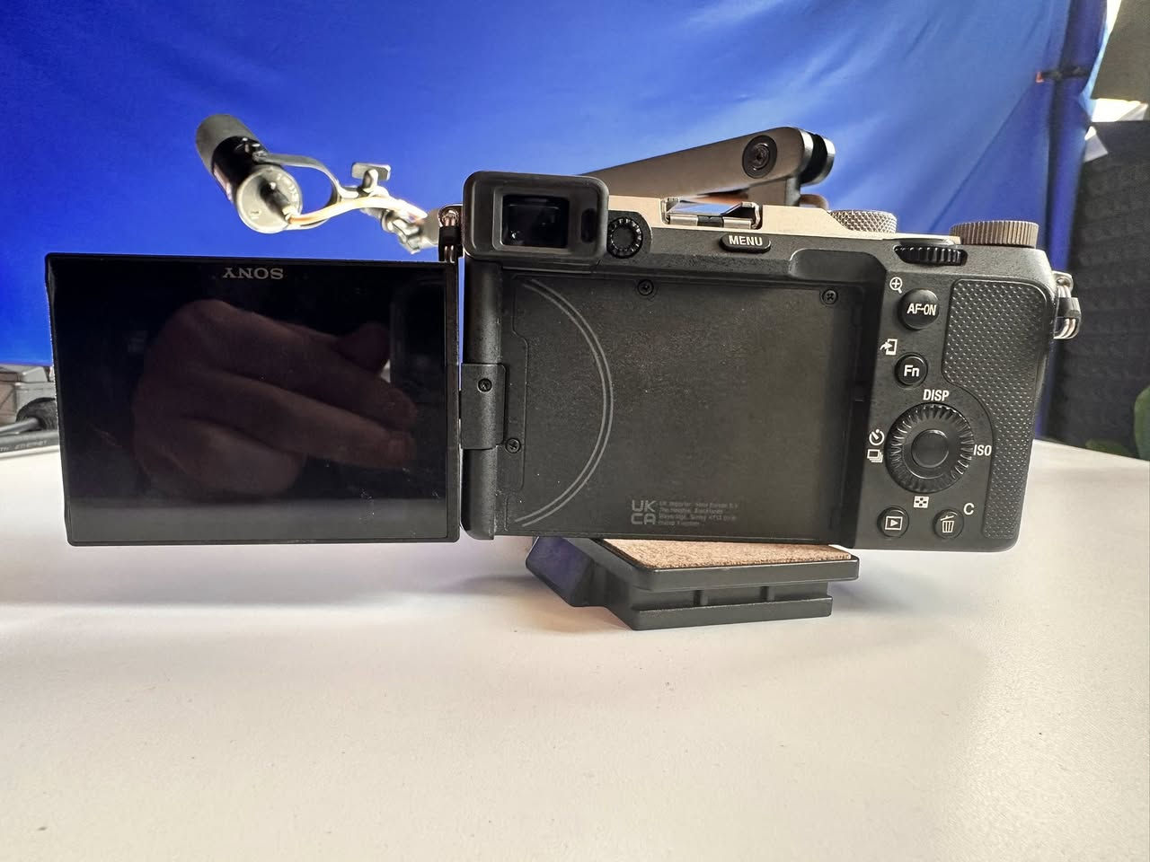 للبيع وحش سوني Sony a7C + العدسة الأسطورية 24-70mm GM II 📸
التفاصيل:
للبيع كيت احترافي متكامل نظافة 100%، مناسب جداً لصناع المحتوى والمصورين السينمائيين.
• البدي (Body): Sony a7C (اللون الفضي المميز)، أصغر كاميرا فول فريم بمواصفات جبارة.
• العدسة (Lens): Sony FE 24-70mm f/2.8 G Master II. (تنبيه: هذا الجيل الثاني أخف وأسرع بمرات من الجيل الأول).
• الحالة: شبه جديدة، استخدام حشيم جداً، بدون أي شخط أو عيوب تقنية.
• الملحقات: (هنا اذكر الملحقات اللي عندك مثل: الكارتون، البطارية الأصلية، الشاحن، الحزام).
السعر: (اكتب سعرك هنا) – الرجاء التواصل للجادين فقط، والعدسة لا تباع منفصلة (أو حسب رغبتك).
الخيار الثاني: إعلان سريع ومختصر (للسوشيال ميديا)
العنوان: فرصة ذهبية لعشاق التصوير.. Sony a7C مع ملكة العدسات! ✨
النص:
للبيع باكيج الأحلام لكل يوتيوبر أو مصور فوتوغرافي:
✅ كاميرا Sony a7C فول فريم، خفيفة وقوية.
✅ عدسة 24-70mm f/2.8 GM Mark II (أحدث إصدار من سوني).
✅ نظافة تامة مثل الجديدة.
الكاميرا والعدسة معروفة بأدائها الخرافي بالعزل والفوكس السريع.
المكان: (العراق/بغداد)
للاستفسار والسعر: يرجى مراسلة الخاص أو الاتصال على (***********).
