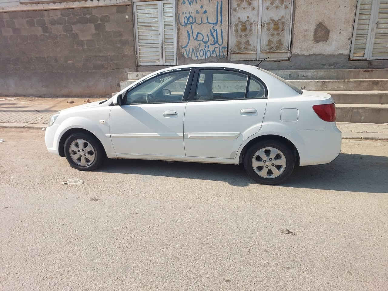 سلام عليكم مرخصة ادمن المحترم كيا ريو 2011 حلوه سياره ونضيفه رقم اربيل انكليزي.. والسياره ماعايزها شي  بيها صبغات  وبيها جاملغ امامي صوب اليمنه ضربه سياره شوف العين عارضها 75 وبيها مجال للستفسار.   ***********
