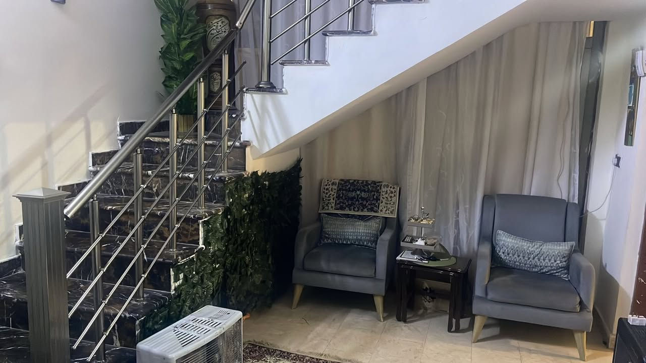 دار للايجار
دار للإيجار مساحته 150 م يحتوي على 3 غرف نوم و3 حمامات وبالكونات واستقبال وطعام وغرفة معيشة وكراج وحديقة ولوندري ومخزن بناء حديث في منطقة حي الحسين مجاور كلية الرشيد للاتصال *********** أو *********** واتساب
