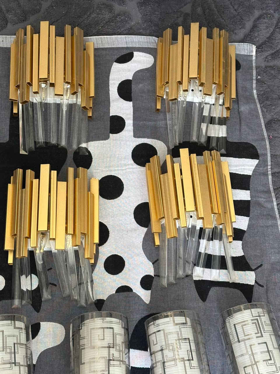 براكيت عدد 4 ذهبي 
براكيت عدد 2 سلفر 
ثريه كبيره عدد 2
السعر 225
مستخدم شي قليل مكاني بغداد شارع المغرب 
***********
