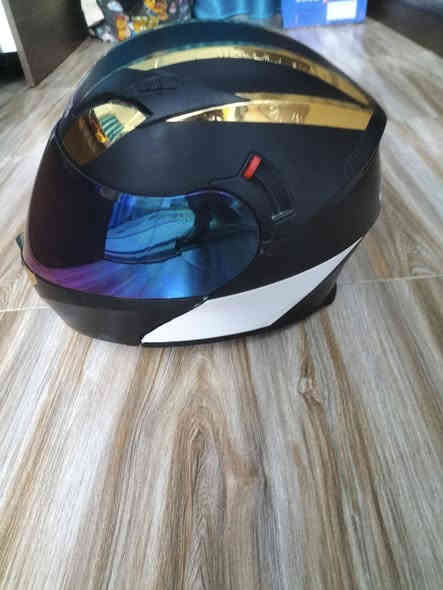 السلام عليكم خوذة للبيع نوع DFG اصلي باب اول شادلهة جامة سبع الوان مثل متشوف بعينك كلش حلوة وامرتبة واكولتي عالي السعر 60 المكان الخالص الرقم ***********
