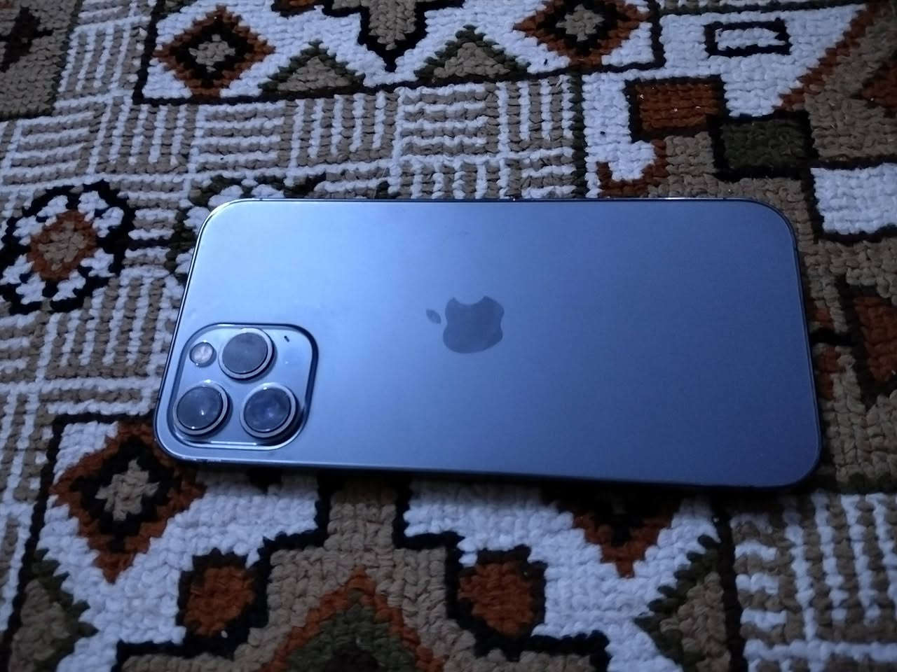 مرحبا ايفون 12برو ماكس
ذاكره 256
بطاريه71 
سعره 425 
فقط الكامره بيه ملعب يرادله صيانه ارسلك مقطع يخص ملعب الكامره 
***********
