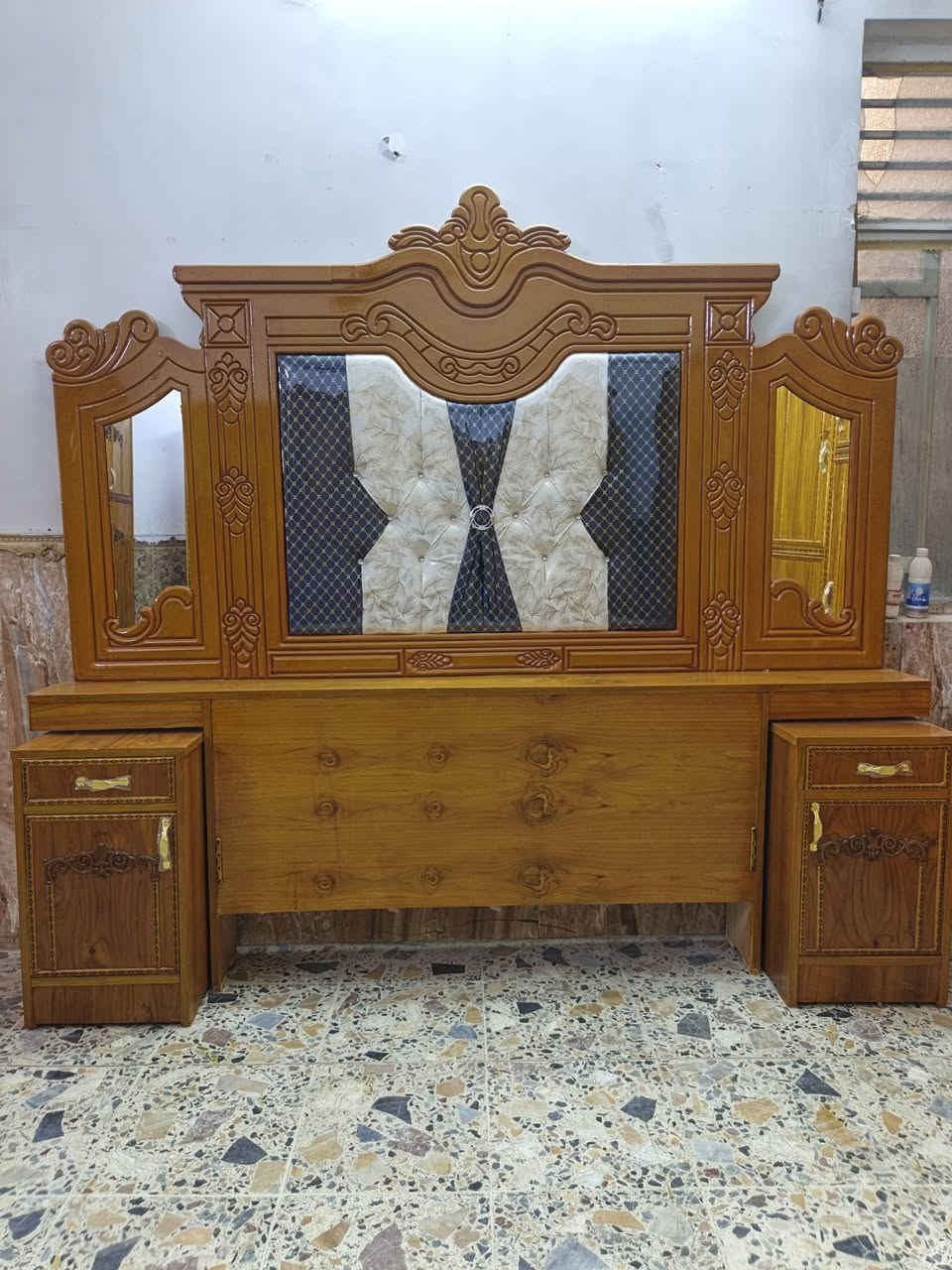 السلام عليكم غرفه ام 5 بيبان مقطعه كل باب لوحده الظهر چرچوبه براغي الفرش بلوك الداخل 4 ملم الخارج 5 ملم السعر خاص  الستفسار على الرقم *********** يوجد واتساب..... ملاحظة يوجد خدمه توصيل لجميع المحافظات كل محافظة وحسب البعد مالتها

