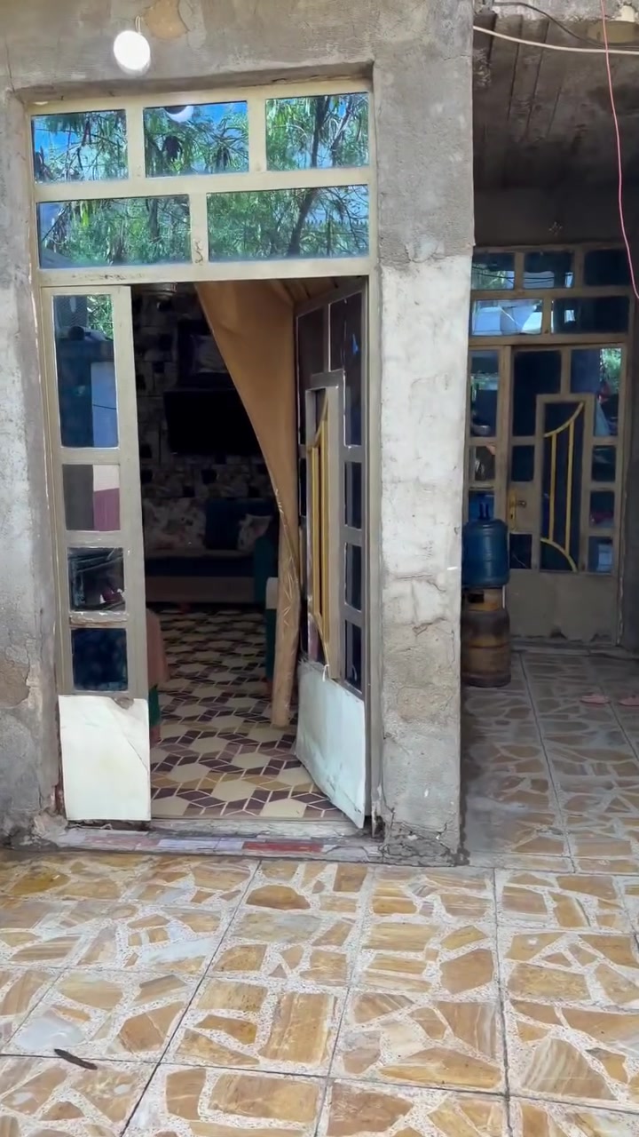 السلام عليكم بيت لبيع بغداد الحسينية شارع ابو سمير قرب أسواق العائله قاط ونص القاط الاول متكون من ستقابل وصاله    وغرفه ومطبخ وصحيات داخليه وخارجيه القاط الثاني غرفه اسويت  وبيتونه البيت يراده ترميمات بصيطه موقعه كلش حلو السعر ٨٥ وبي مجال التواصل معه صاحب الدار ***********
