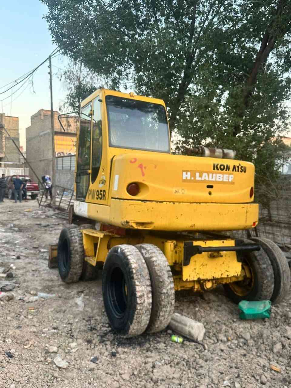 سلام عليكم للبيع حفاره كوماتسو مديل 2002 رقم سليمانيه محرك مضخه مامفتوح. مىسسه نقار كماشه تخم تاير جديد مكينه جاهزه للعمل. مكان بغداد. الشراي يتصل ***********
