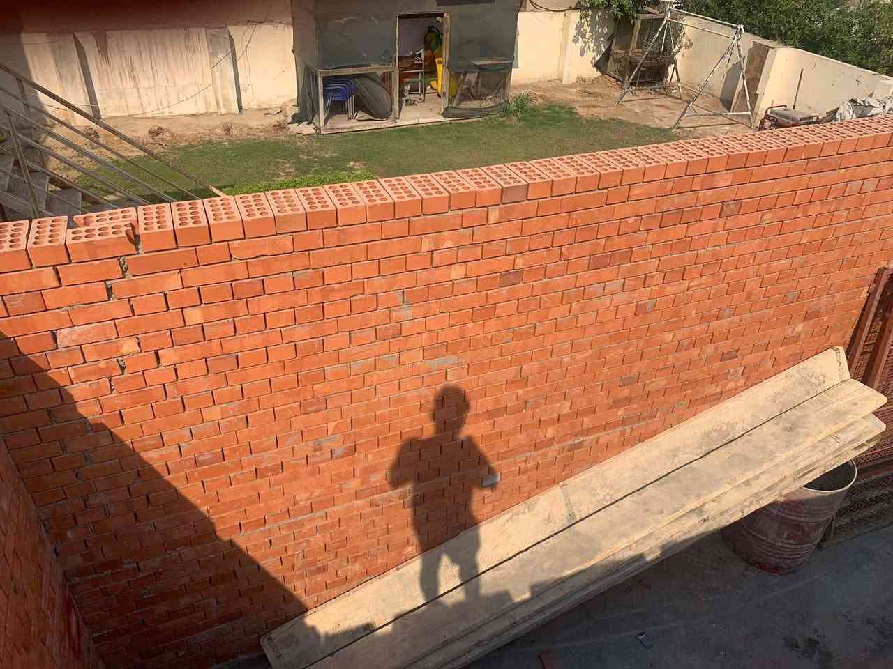 السلام عليكم خلفه بناء جانب من اعمالي. داخل بغداد. ***********
