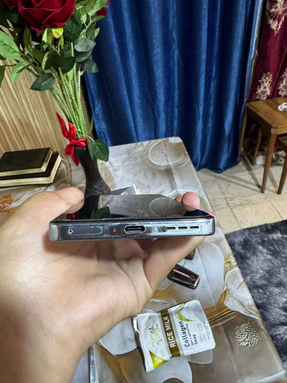 سلام عليكم انفنكس جيتي ٢٠ برو جهاز نضيف كلش فقط بي دكمة التعلي وتنصي مكسورة  هاي الزكه  مكسورة الشاشة شخط مابيها بس الدكمة ال تعلي وتنصي مكسورة بس تشتغل كلشي مابيها جهاز نضيف غراضه كاملة ويا الكارتونة والشاحنة السعر ٢٥٠ ألف قفل مكاني بغداد الكرادة ماعندي توصيل الرقم ***********
