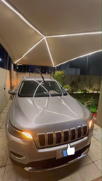 سياره جيب شبروكي للبيع او المراوس سياره نضيفه ماشيه  81.000 كيلو حادث ...