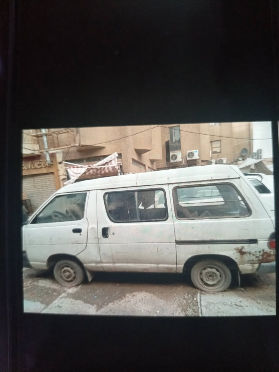 تيوتا فان موديل 1995 رقم حمل بغداد*********** ابيعهة رقم مكاني الكرادة  / ساحة الحرية.. رايدهة ب 12  ورقة
