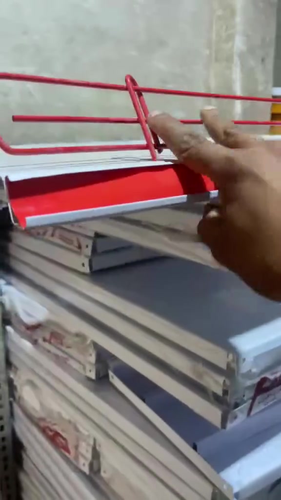 سلاام عليكم متوفر رفوف جدارية أو وسطية جديد أو مستخدم قوية اسعار مناسبة عنوان بغداد سوق مريدي انتصلل تدلل ***********حمودي📞
