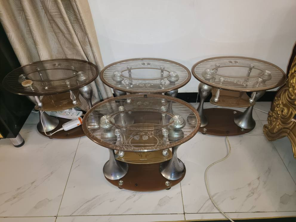 السلام عليكم ورحمة الله وبركاته..... 
ميز طعام تركي مع ٦ كراسي بحال ممتازة مع طبلات چام عدد ٥ للبيع للاستفسار الاتصال أو واتساب *********** المكان التقية الديوانية
