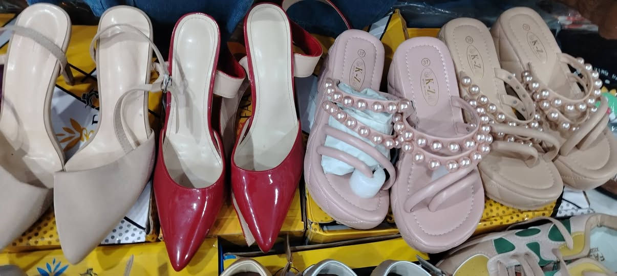 مساؤؤؤ حبايبي عرروض اليوم غيير 👈👈👈 احذية نسائي ب٤ وشحاطات ب٣ 🌹🌹👈👈والاطفال صنادل. ب٣ اي بس يمنة وشحاطات الاطفال ب٣. واذا ٢ ب٥ سلبر نسائي كل ثنين ب5 العنوان حي العسكري الاول شارع اسواق طيبه مقابل سنتر جود كوزمتك حيدر المجمع ابو درج بدارت ندوش تنورونه بي وقت ويتوفر توصيل ذا تحبون الحجز ***********
