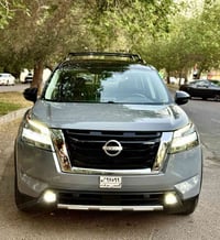 ‏Nissan Pathfinder  Sl 4WD منفيس دخول جديد اللون : سمنتي والقمارة بلاد...