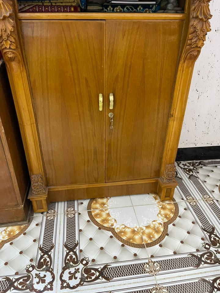 السلام عليكم غرفه للبيع انجاره عراقيه سويتهه ب٣ كلش ضخمه وحلوه والياخذهه ابد ميخسر رايدهه بمليونين وبيهه مجال لشراي يتصل أو يراسل عله هذه الرقم ***********
