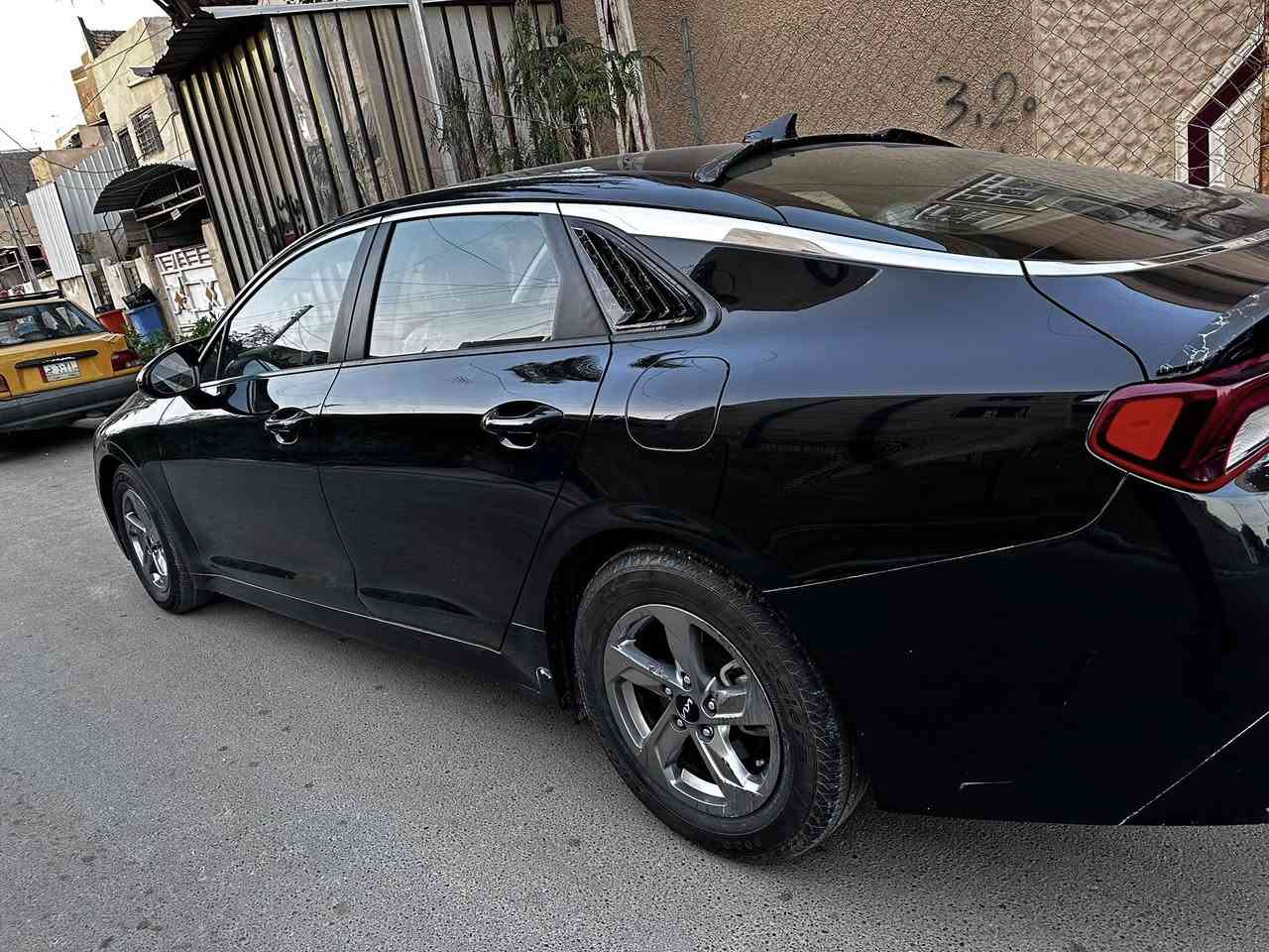 تحيه طيبه الاخوه الأعزاء k5 موديل ٢٢ وارد أمريكي بدون ايرباك بدون شاصي بدون لغد حادثه مال امريكا باب وجاملغ وهنا بل عراق صار بيها شخوط ونرشت حزام بدون بنيد ولا صندوق ولا قماره بصمه السياره رادارات جانبيه وحساسات إماميه خلفيه كامره رقم أربيل الجديد ابسمي السياره نضيفه جدا مكرك ١٦٠٠ تيربو مكانها بغداد العامريه سعرها ١٢٩ قفل قفل بدون عمله 
***********
