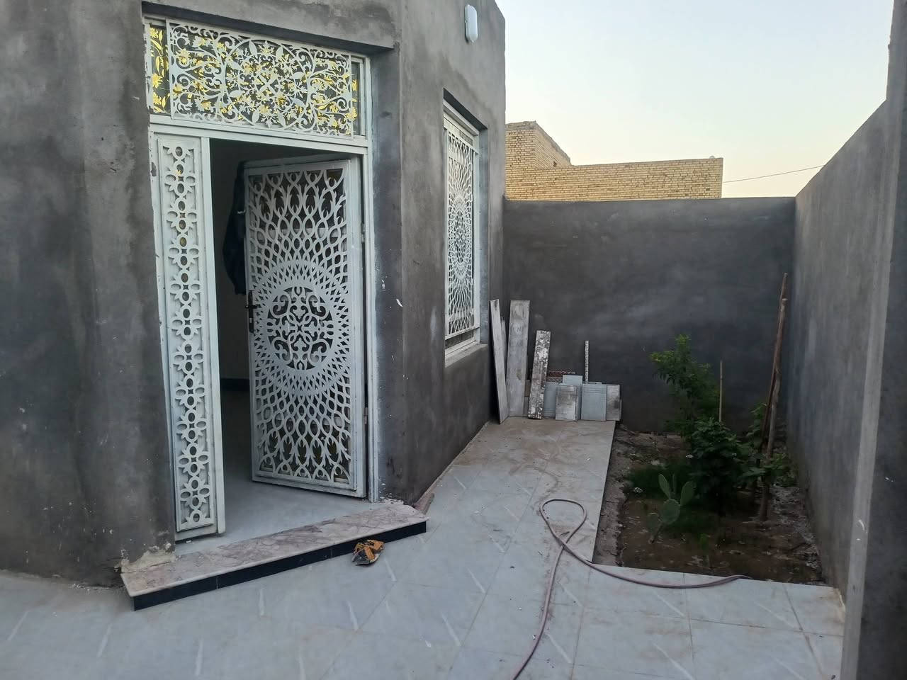 السلام عليكم بيت للبيع مساحه 210 في حي الصحفين قرب السجن الاصلاحي يحتوي على غرف 2+صاله.ديوانيه .مطبخ.صحيات داخليه.وخارجيه للستفسار الاتصال
***********
