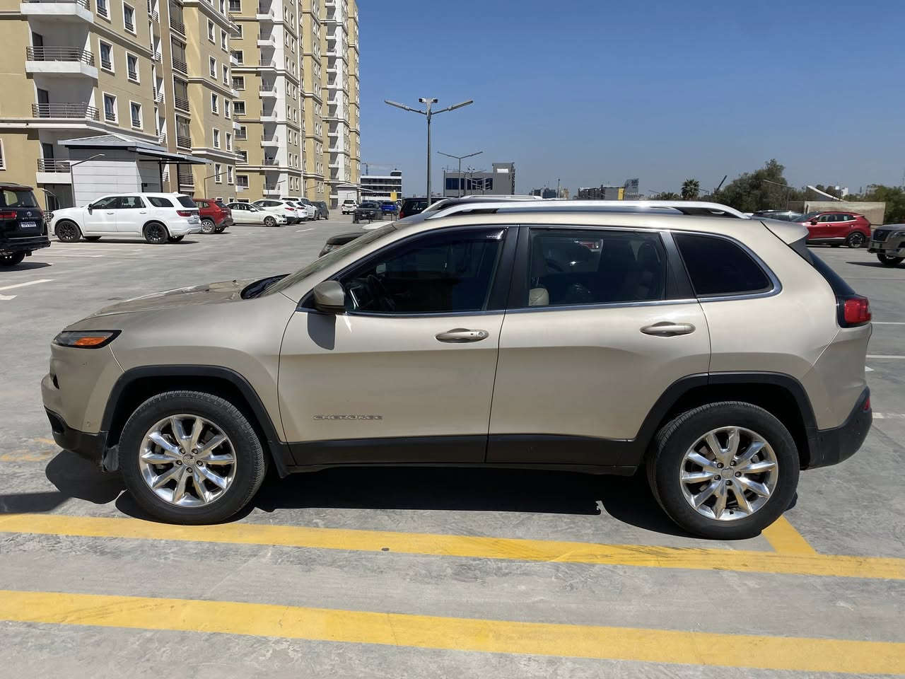 جيب شيروكي (بزون)
موديل 2015 فئة ( LIMTED)
اللون ذهبي 
بدون ايرباك
محرك 6 سلندر 3200 cc
ماشية 132.000 كيلومتر
دفع رباعي 4*4
كامل المواصفات تجي بدون فتحة سقف
اطار ويل كب حجم 18
الگير 9 نمر 
4 انظمة قيادة 
قطعتين تبريد
مقاعد جلد
المقاعد الامامية تدفئة وتبريد
مقعد السائق كهرباء
تدفئة بالستيرن 
رادار امامي
تحذير النقطة العمياء
مانع تصادم
12 حساس امامي وخلفي
اوتو بارك 
اوتو ستوب
هاند بريك كهرباء
مثبت سرعة
 تشغيل عن بعد 
الصندوق كهرباء
*الضرر في امريكا* 
قبغ جنطة خلفية ومبدليها بدون اي ضرر للايرباك
واكو طخة اثناء التحميل بالشباك الامامي وعلى اثرها مصبوغ اقل من ربع البنيد
*الضرر في العراق*
طخة في اعلى جاملغ السائق ومعدلها عالبارد يم المندلاوي
طخة في باب جنب السائق ممعدله
واكو كم تلحيظة بسيطة في باقي اجزاء السيارة ( للامانة) 
السيارة يحتاجلها شوية ترتيب وتكون كاملة
السيارة باسمي وتحويل مباشر 
(السعر (12.500$ )
السيارة موجوده في بغداد - المنصور
متواجد بعد الساعة 4 عصراً 
للتواصل ***********
