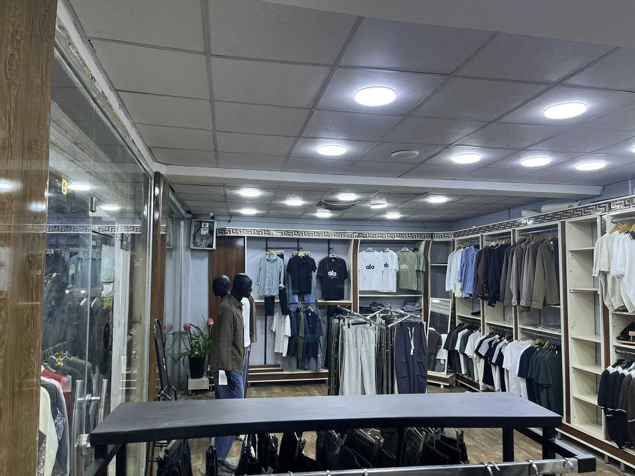 محل ملابس للبيع  ديكور خشب نضافته 85‎%‎ مع الملابس كامل الموقع البصره -ابي لخصيب _محيله -مقابل أفران لفاخر  تريد ويه لمكان اجاره 500او تريد بس لغراض براحتك اني ابيعه كامل لاستفسار ***********
