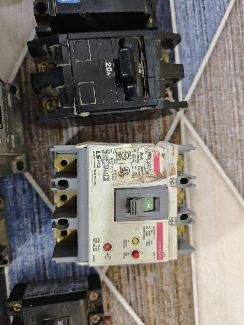 قواطع بالة كوري (مختلف الأمبيرات 30A، 75A وغيرها).
3 كونتكترات أحجام مختلفة ( MC-65a و MC-85a و 32a).

قواطع تسريب أرضي (Earth Leakage).

للأستفسار

***********
