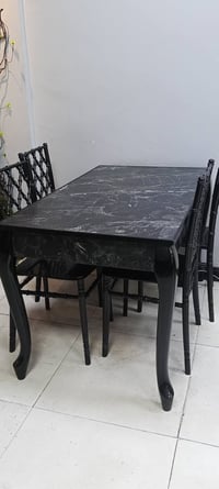 بيع ميز عدد 5 ومع كل ميز 4 كراسي بعدهن جدد لا خدش ولا كسر جدد مطعم فتح...