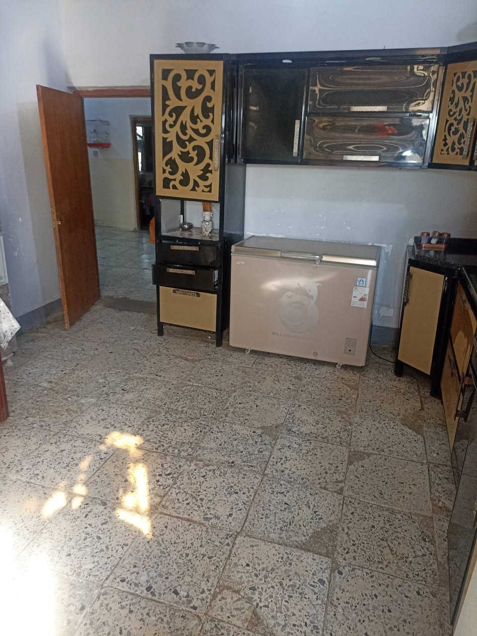 دار للبيع زراعي المساحه 800متر يتكون من استقبال ومطبخ وصاله وثلاث غرف نوم مع حدائق كبيرة اماميه عدد اثنين وحديقه خلفيه السقف سندويج السعر 75وبي مجال  المكان تقاطع النهروان مشروع تسعه نيسان مقابل حسينيه احباب الحسين الجاد بلشراء يتفضل خاص او يتصل على الرقم ***********
