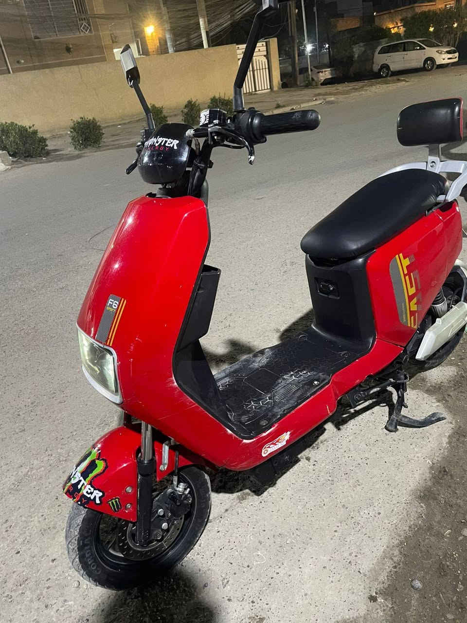 السلام عليكم
 دراجه شحن للبيع 
5بطاريات كبار بحاله جيده 
4سرع
تايرات جدد
لايت زنون 
مكاني الامين الثانيه 
***********
