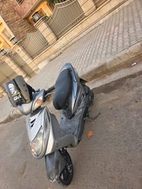 دراجة نارية نوع ياماها بحالة جيدة، مع ملصقات تضيف لها لمسة رياضية. الد...