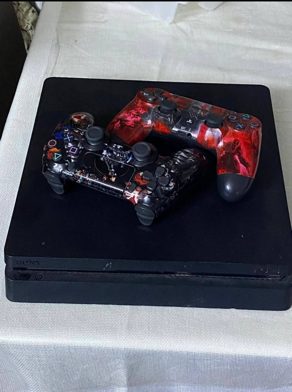 السلام عليكم
PS4 مهكر 
مساحة 1T( تيرا )
نظام 9:00
يدات عدد 2
يو بي اس
منزلين بي 8 العاب و باقي تقريباً اكثر من النص من مساحة
الجهاز نظيف ما داخل صيانه 
الالعاب الموجوده 
Uncharted 4
Cod of war 4
Cod of war 3
Crash
GTA5
Fc25
Spiderman 
Battlefield 4
مكاني الحبيبيه خلف ملعب المدينه الدولي 
سعره 350 
للاستفسار موجود واتساب 
***********
