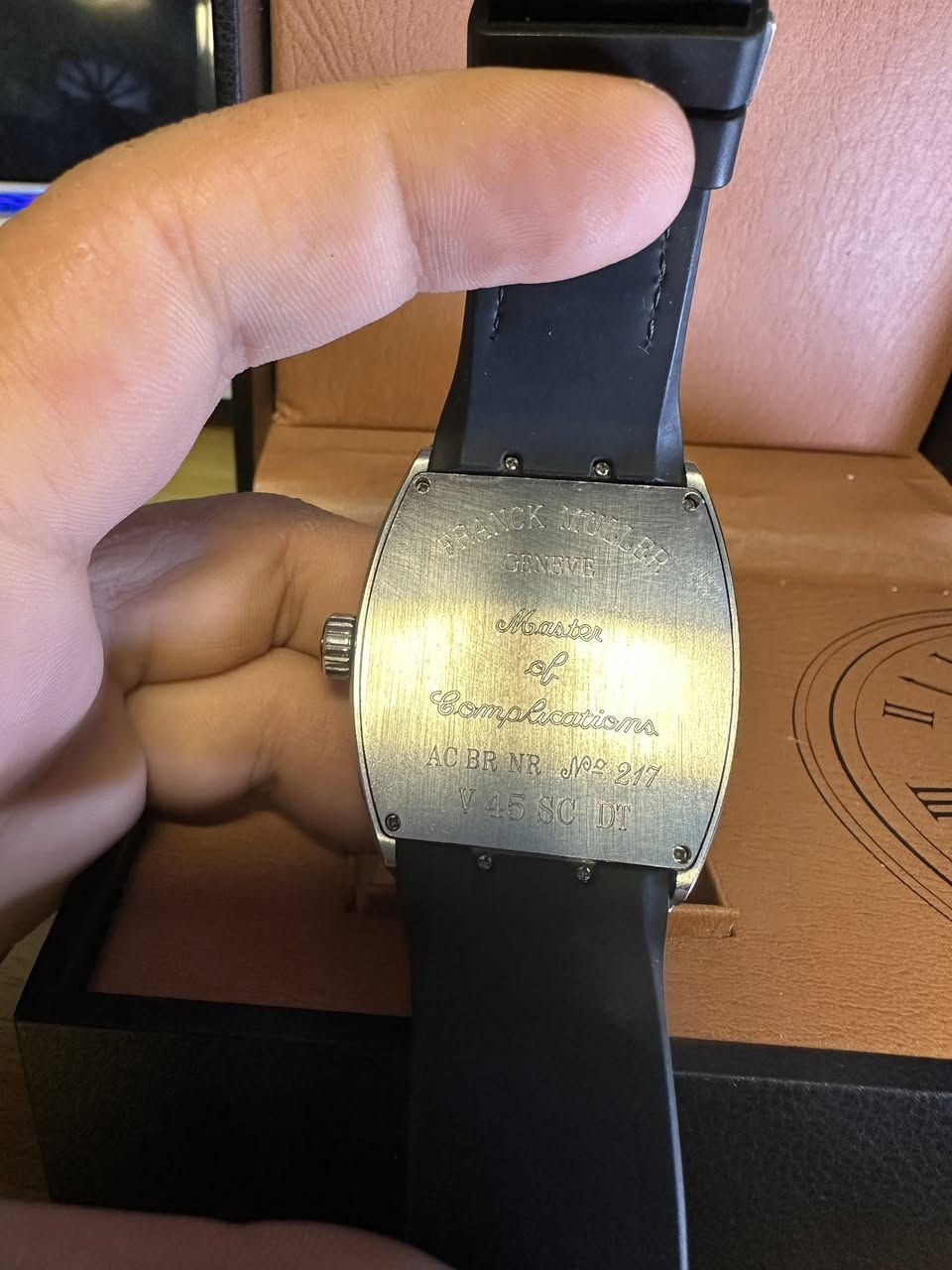 ساعة Franck Muller Vanguard أصلية سويسرية 🇨🇭  

• مكينة أوتوماتيك Swiss Made  
• احتياطي طاقة ~حوالي 48 ساعة  
• زجاج Sapphire مقاوم للخدش  
• هيكل بتشطيب يدوي فاخر  
• تصميم Vanguard المميز (منحني وفخم)  
• مقاومة ماء 30 متر  
• أرقام مصنوعة ومطلية يدويًا  
•21-28 حجر كريم 

الساعه متوقف انتاج هذا الإصدار من الشركه يعني ساعه من النوادر و تاخذه تصير إرث لاحفادك، قطعه راقيه و قويه 
الساعه ضمان 100 ب 100 أصليه وعلى الفحص جايه بدون كارتون و بدون اوراق ، و الساعه مو امزووووووون مو امزوووووووووووون حلال العالم لتكسر بي 

السعر 300 الف دينار عراقي توصيل موجود كل العراق 5


**إذا كنت صاحب هذا الإعلان وتريد حذفه لأي سبب، رجاءا أرسل رسالة إلى الدعم الفني**