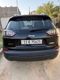 جيب شيروكي بزون 2019 سعر 123 وبيها مجال سيارة جدا جدا نضيفة  كراسي جلد...