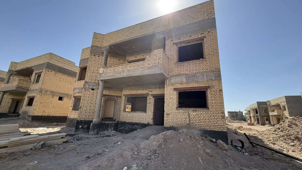 بيت للبيع في مجمع خالدون السكني التنومة
السعر: 270 مليون. 
المساحة: 375 متر اكبر مساحة في المجمع.
طابو ملك صرف باسمي بدون ورثة.
الموقع: التنومة.
المجمع قيد الانجاز.
للاستفسار: ***********
