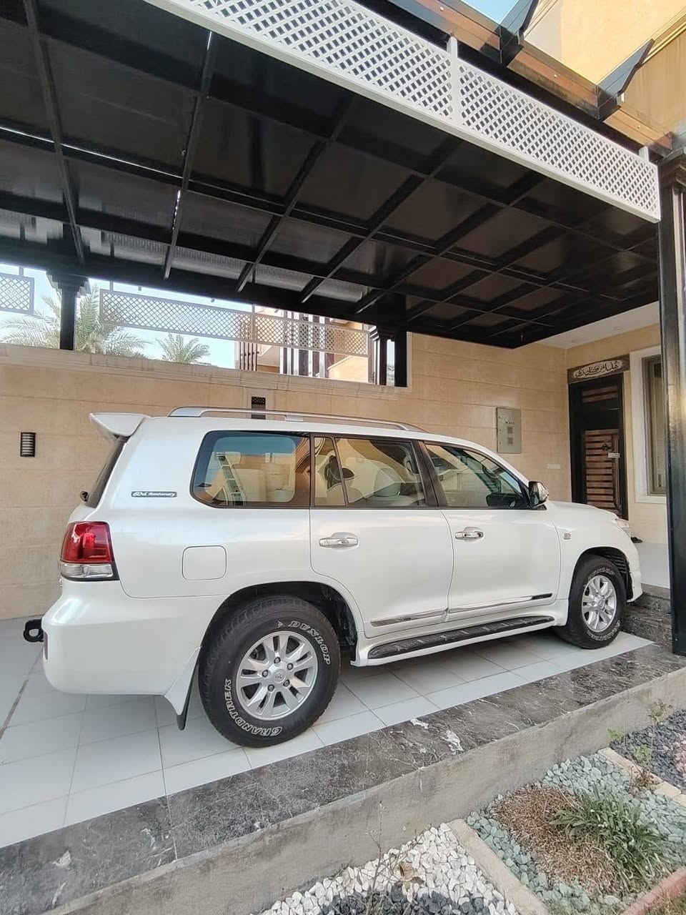 السلام عليكم للبيع لاندكروز موديل 2011 ستينية سيارة جديدة جدآ مكفوله عفاله عامه رقم بغداد بسمي ماشيه 225 السعر 350 وبيه مجال هاتف ***********
